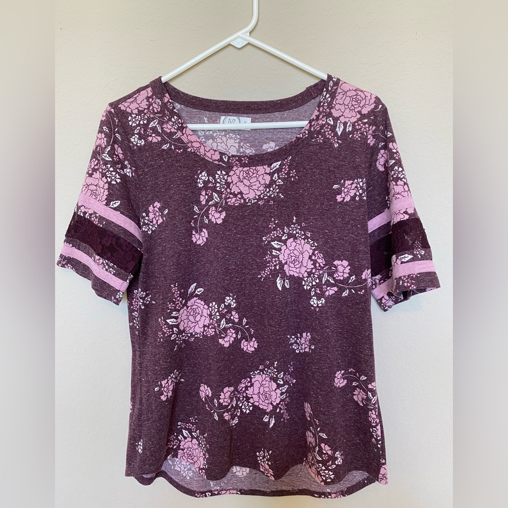 Womens Maurices 24/7 Tee w/ Purple Lavender Flowers Shirt Lace on sleeve Size M